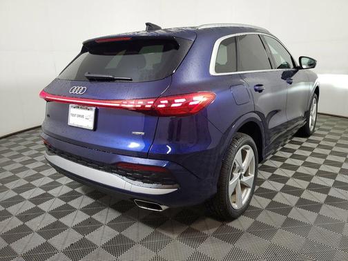 Navarra Blue Metallic 2026 Audi Q5 Premium Plus TFSI quattro S tronic