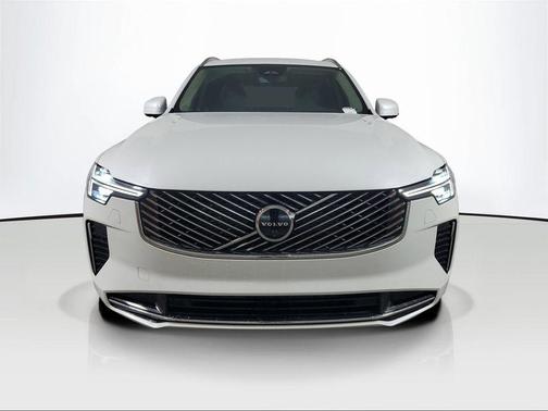 Crystal White Pearl 2025 Volvo XC90 B6 Plus 7-Seater