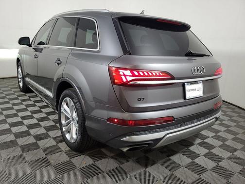 Samurai Gray Metallic 2025 Audi Q7 45 Premium