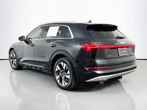 2022 Audi e-tron Premium Plus
