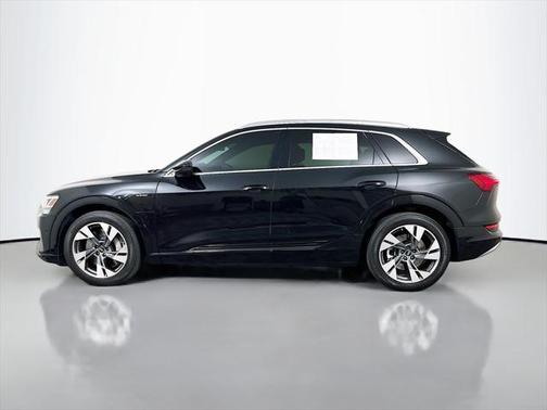 2022 Audi e-tron Premium Plus