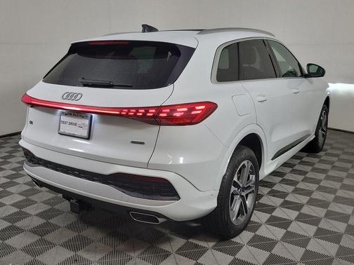 Glacier White Metallic 2026 Audi Q5 Premium TFSI quattro S tronic