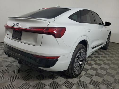 Glacier White Metallic 2024 Audi Q8 e-tron Premium Plus