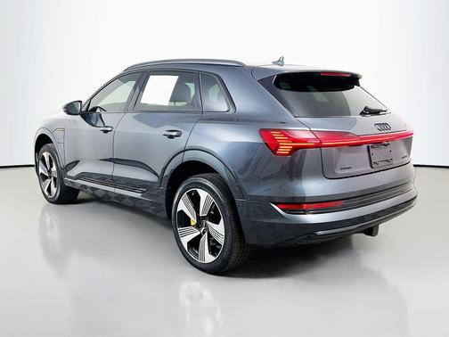 2022 Audi e-tron Premium Plus