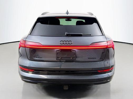 2022 Audi e-tron Premium Plus