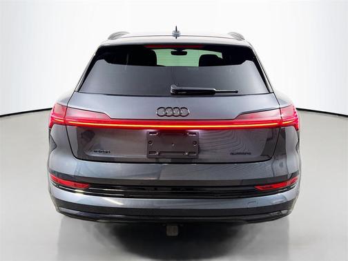 2022 Audi e-tron Premium Plus
