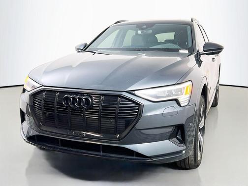 2022 Audi e-tron Premium Plus