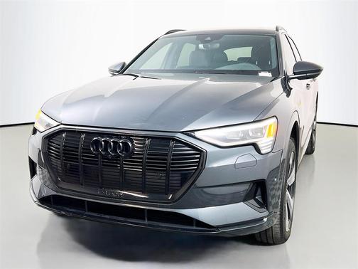 2022 Audi e-tron Premium Plus