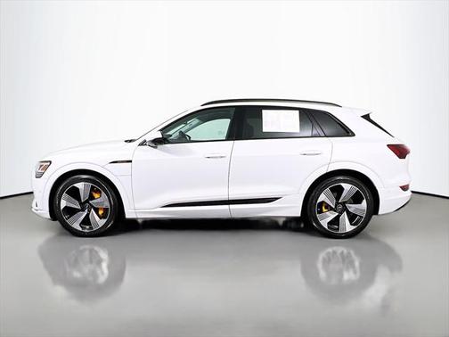 2022 Audi e-tron Premium Plus