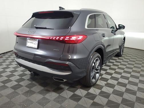 Tambora Gray Metallic 2026 Audi Q5 Premium Plus TFSI quattro S tronic