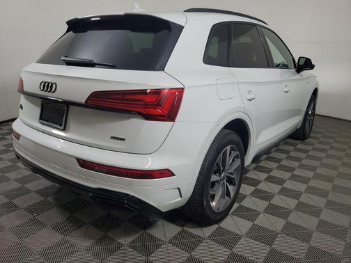 Glacier White Metallic 2024 Audi Q5 45 S line Premium Plus