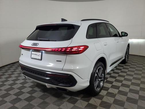 Glacier White Metallic 2026 Audi Q5 Premium TFSI quattro S tronic