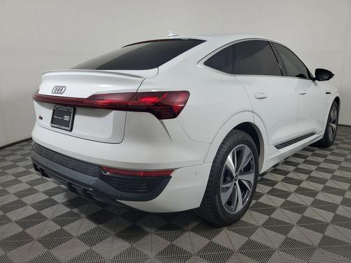Glacier White Metallic 2024 Audi Q8 e-tron Premium Plus