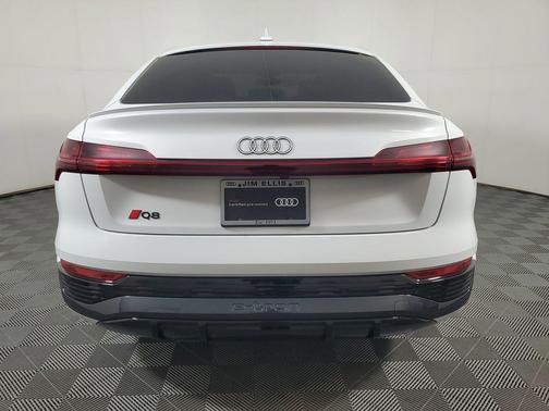 Glacier White Metallic 2024 Audi Q8 e-tron Premium Plus