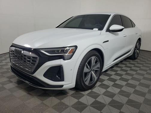Glacier White Metallic 2024 Audi Q8 e-tron Premium Plus