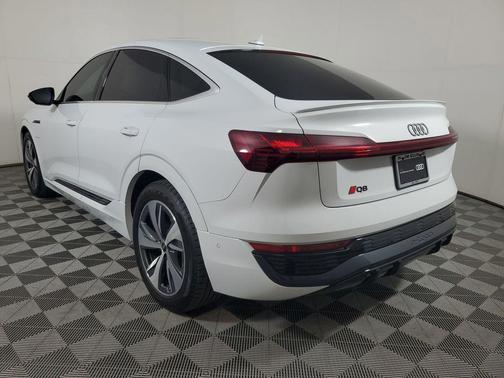 Glacier White Metallic 2024 Audi Q8 e-tron Premium Plus