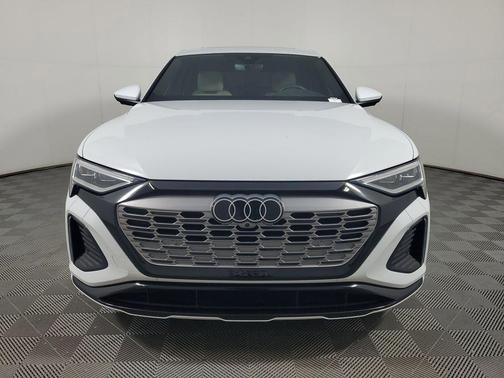 Glacier White Metallic 2024 Audi Q8 e-tron Premium Plus