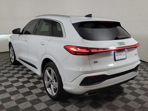 Glacier White Metallic 2025 Audi Q5 Prestige TFSI quattro S tronic