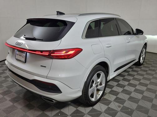 Glacier White Metallic 2025 Audi Q5 Prestige TFSI quattro S tronic