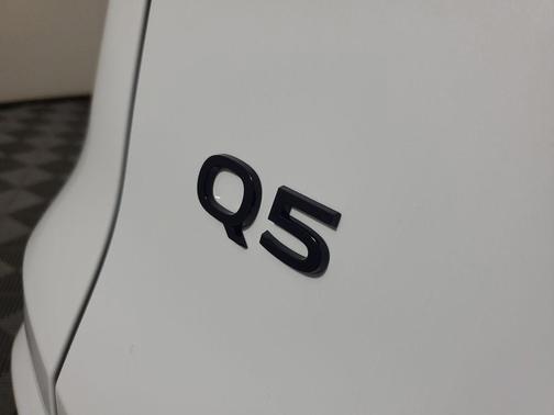 Glacier White Metallic 2025 Audi Q5 Premium Plus TFSI quattro S tronic