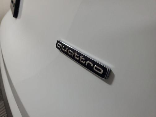 Glacier White Metallic 2025 Audi Q5 Premium Plus TFSI quattro S tronic