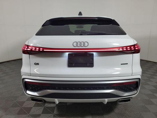 Glacier White Metallic 2025 Audi Q5 Premium Plus TFSI quattro S tronic