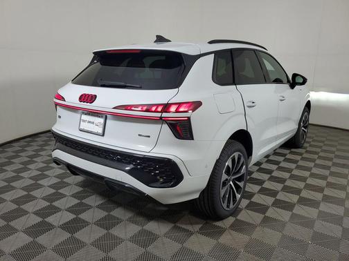 Glacier White Metallic 2026 Audi Q3 TFSI quattro S tronic