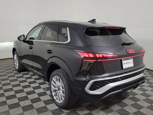 Mythos Black Metallic 2026 Audi Q3 TFSI quattro S tronic