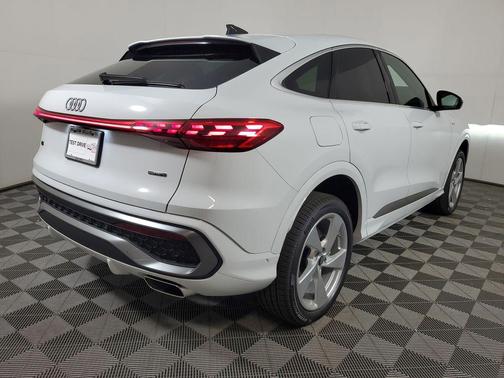 Glacier White Metallic 2026 Audi Q5 Sportback Premium Plus TFSI quattro S tronic