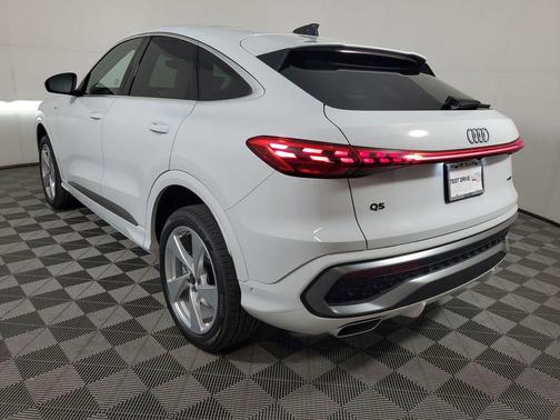 Glacier White Metallic 2026 Audi Q5 Sportback Premium Plus TFSI quattro S tronic