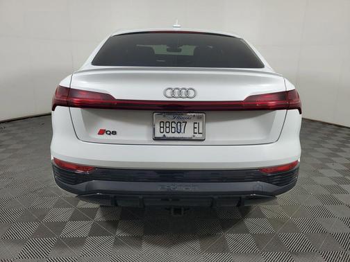 Glacier White Metallic 2024 Audi Q8 e-tron Premium Plus