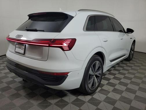 Glacier White Metallic 2024 Audi Q8 e-tron Premium Plus
