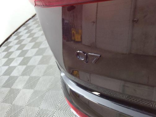 Black Metallic 2025 Audi Q7 55 Premium Plus