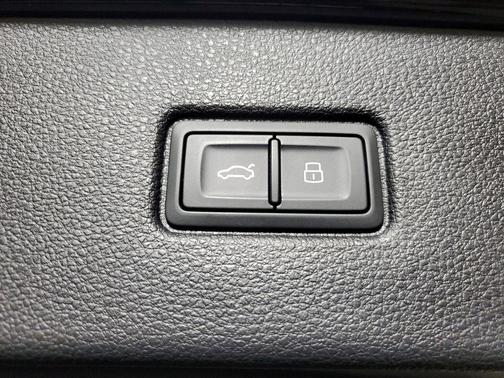 Black Metallic 2025 Audi Q7 55 Premium Plus