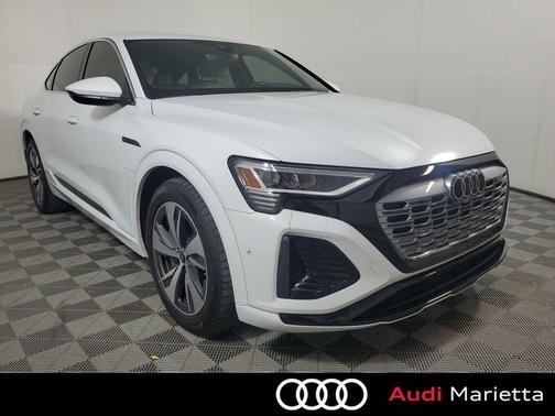 Glacier White Metallic 2024 Audi Q8 e-tron Premium Plus