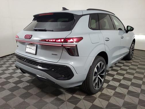 Arrow Gray Pearl Effect 2026 Audi Q3 TFSI quattro S tronic