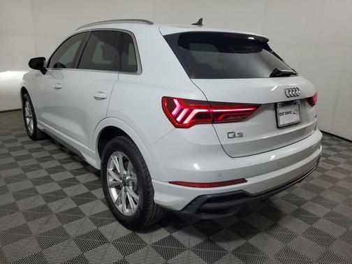 2024 Audi Q3 Premium 45 TFSI S line quattro Tiptronic