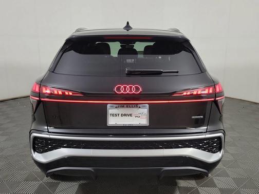 Mythos Black Metallic 2026 Audi Q3 TFSI quattro S tronic