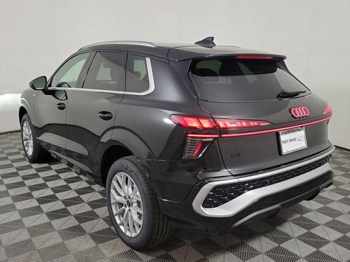 Mythos Black Metallic 2026 Audi Q3 TFSI quattro S tronic