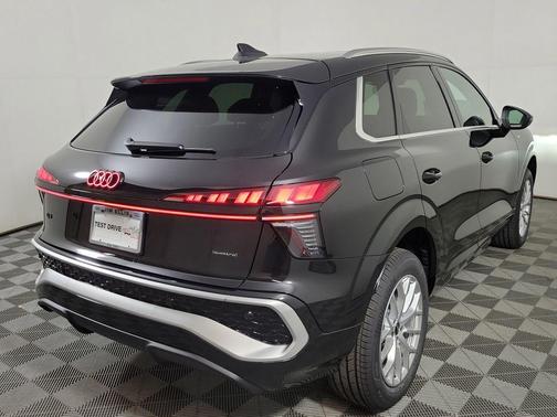 Mythos Black Metallic 2026 Audi Q3 TFSI quattro S tronic