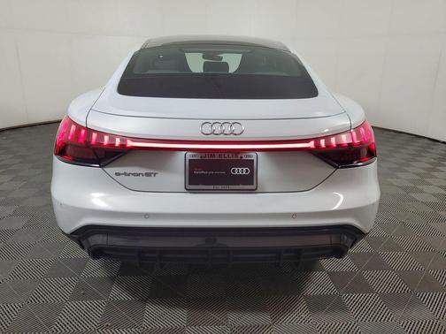 Suzuka Gray Metallic 2023 Audi e-tron GT Premium Plus quattro