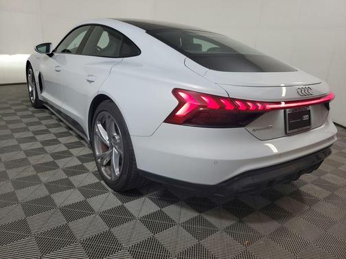 Suzuka Gray Metallic 2023 Audi e-tron GT Premium Plus quattro