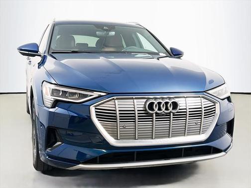 2022 Audi e-tron Premium Plus