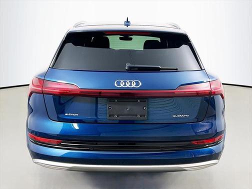 2022 Audi e-tron Premium Plus