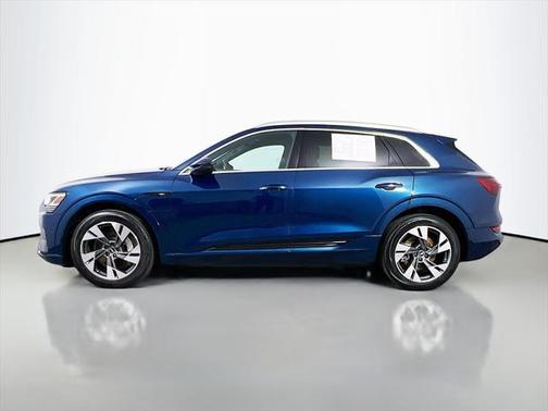 2022 Audi e-tron Premium Plus