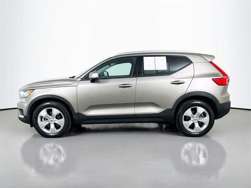 2022 Volvo XC40 T5 Momentum