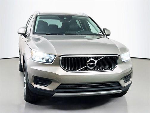 2022 Volvo XC40 T5 Momentum