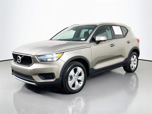 2022 Volvo XC40 T5 Momentum