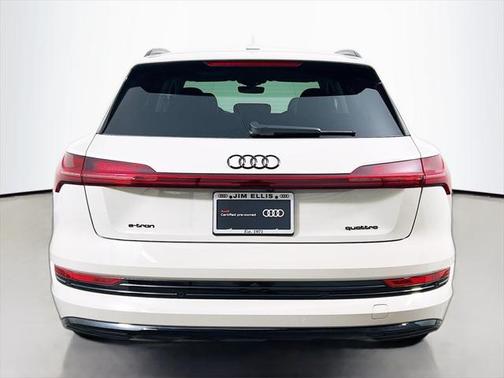 2022 Audi e-tron Premium Plus