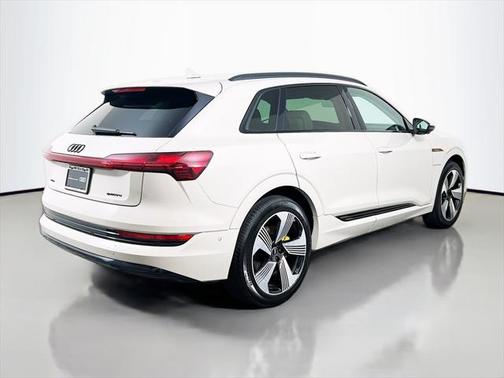 2022 Audi e-tron Premium Plus
